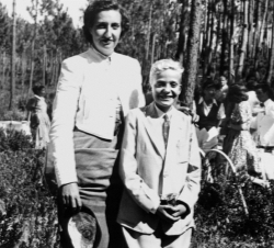 María de las Mercedes de Borbón y Orleans acompañada del Infante Juan Carlos, en un día de campo